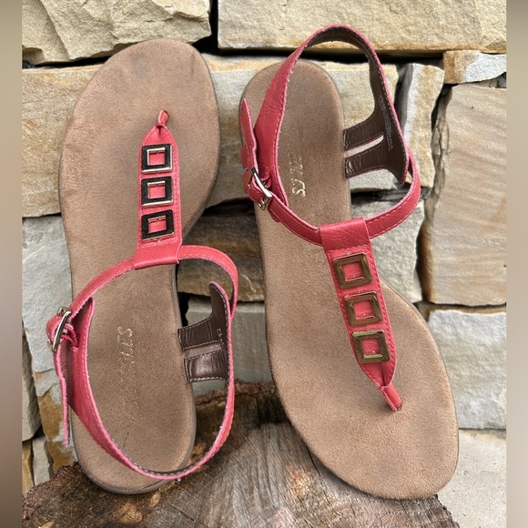 AEROSOLES Orange Sandals with T-Strap Design & gold square accents Sz-7.5.   N - Picture 6 of 9